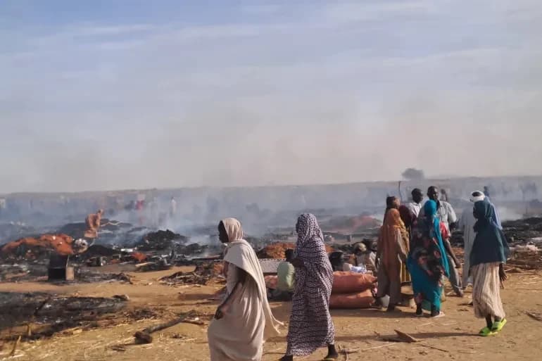 حريق ضخم اندلع في مخيم للنازحين بالسودان وشرد مئات الأسر (المنسقية العامة للنازحين واللاجئين بالسودان)