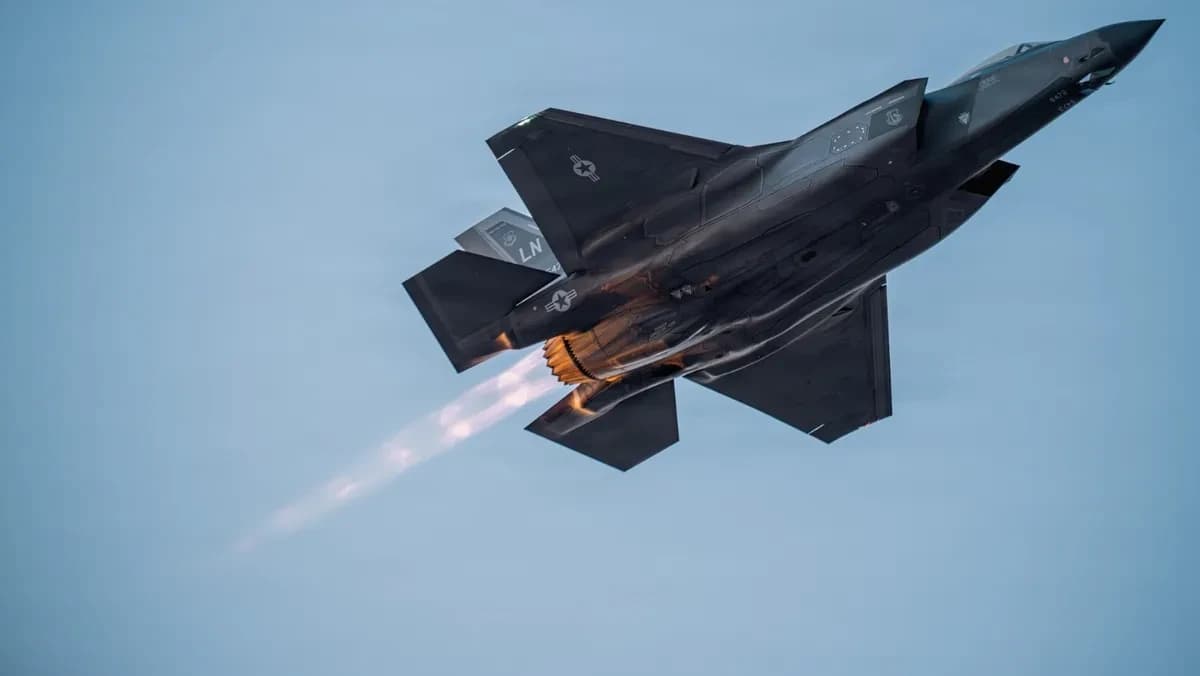 البنتاجون يطالب بتعزيزها: مقاتلة من طراز "F-35" تابعة لسلاح الجو الأميركي تحلّق في الشرق الأوسط لدعم عملية "الغضب الملحمي" ضد إيران- 2 مارس 2026 - U.S. Air Force