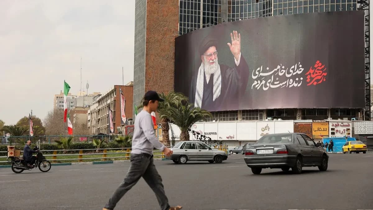 لوحة دعائية لنعي المرشد الإيراني علي خامنئي في أحد شوارع طهران. 2 مارس 2026 - Reuters