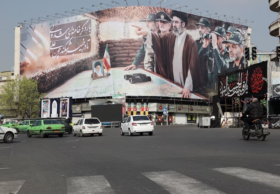 سيارات تمر أمام لافتة تحمل صورة الزعيم الأعلى الإيراني الجديد مجتبى خامنئي، في أحد شوارع طهران بإيران يوم 14 مارس 2026. صورة من وكالة أنباء غرب آسيا (وانا)
