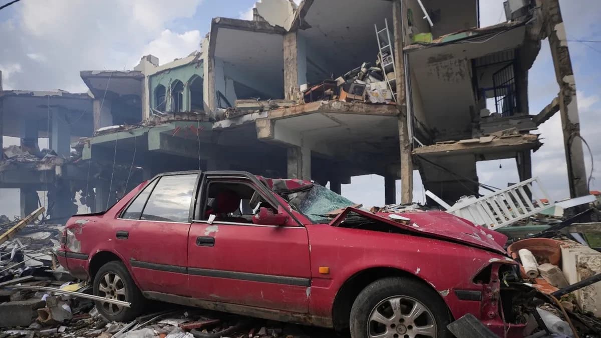 سيارة متضررة بالقرب من مبنى متضرر في أعقاب غارة إسرائيلية على مركز للرعاية الصحية في برج قلويه، جنوب لبنان. 15 مارس 2026 - Reuters