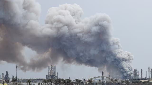 دخان يتصاعد في أعقاب غارة على مصفاة نفط بابكو في جزيرة سترة في البحرين يوم 9 مارس 2026. رويترز