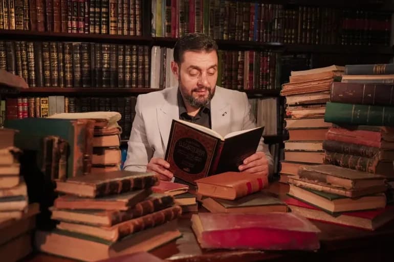 إبراهيم أبو عواد يكتب: تجربة السجن بين أيمن العتوم وفيودور دوستويفسكي