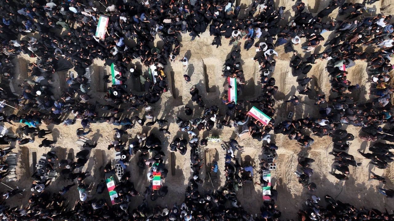 جانب من مراسم دفن الطالبات الشهيدات في مدرسة جنوب إيران، بعد قصفهم في العدوان الأمريكي الإسرائيلي