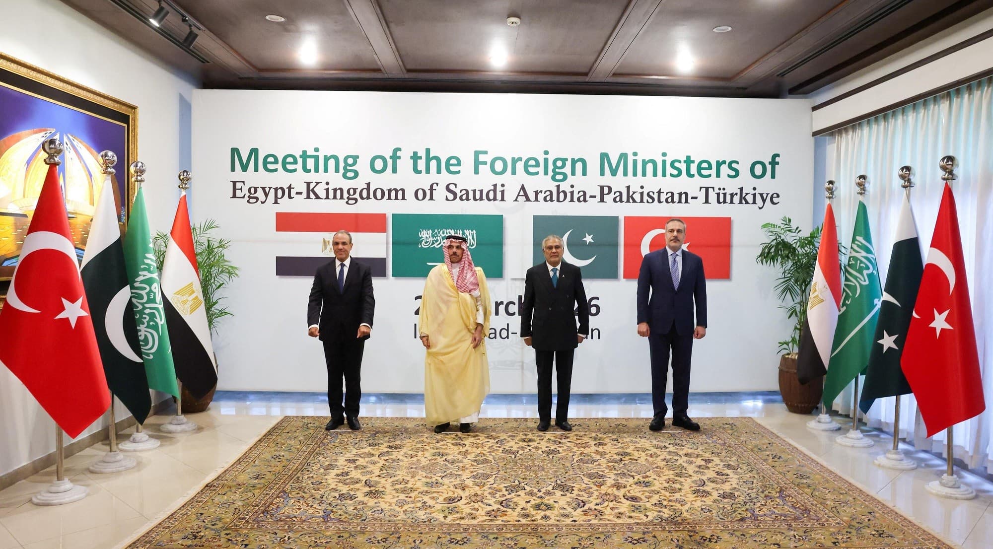 وزير الخارجية المصري بدر عبد العاطي من مصر ونظيره السعودي الأمير فيصل بن فرحان آل سعود والباكستاني إسحق دار والتركي هاكان فيدان في صورة جماعية خلال اجتماعهم في إسلام أباد يوم الأحد. صورة من وزارة الخارجية التركية