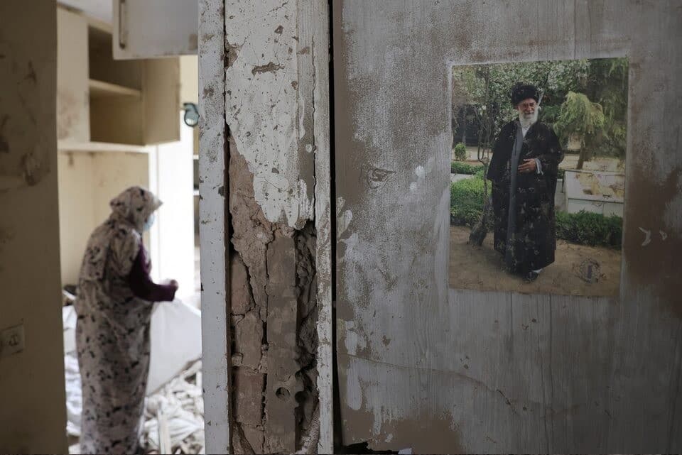 صورة للمرشد الأعلى الإيراني الراحل آية الله علي خامنئي معلقة داخل منزل تضرر جراء غارة جوية في طهران يوم 15 مارس 2026. صورة من وكالة أنباء غرب آسيا