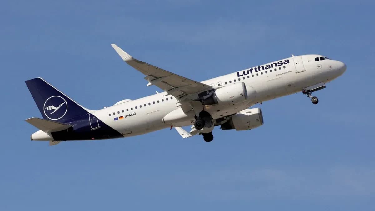 حرب إيران: طائرة ركاب من طراز إيرباص A320-214 تابعة لشركة طيران لوفتهانزا الألمانية، تقلع من مطار ملقا-كوستا ديل سول، في مالقة، إسبانيا، 3 مايو 2024 - REUTERS