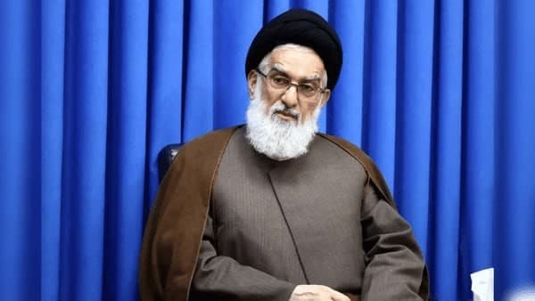 آية الله صادق بيشنمازي عضو مجلس خبراء القيادة بالجمهورية الإسلامية الإيرانية يؤكد أن اختيار القائد الجديد سيتم قريباً،