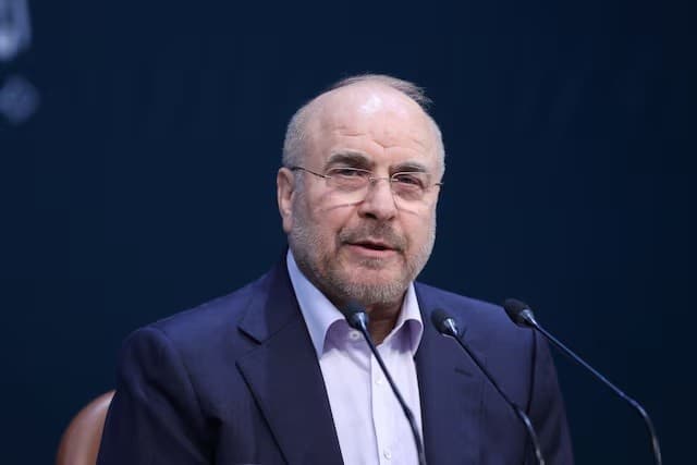 رئيس البرلمان الإيراني محمد باقر قاليباف يتحدث خلال مؤتمر صحفي في طهران بصورة من أرشيف رويترز.