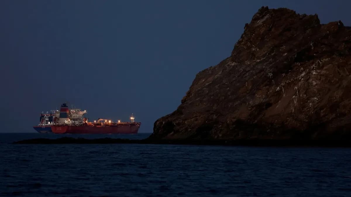 اليابان بين ضغوط ترامب وحسابات الداخل: ناقلة نفط راسية بالقرب من سواحل مسقط مع تراجع حركة الملاحة في مضيق هرمز. 10 مارس 2026 - Reuters
