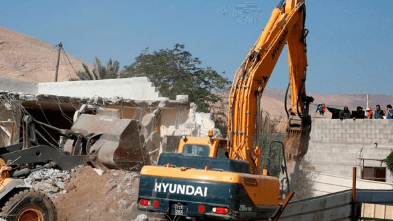 سلطات الاحتلال تهدم منشآت