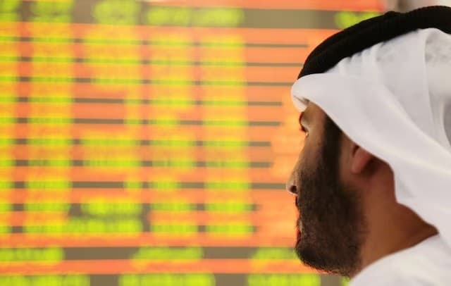 متداول في سوق دبي المالي العالمي بصورة من أرشيف رويترز