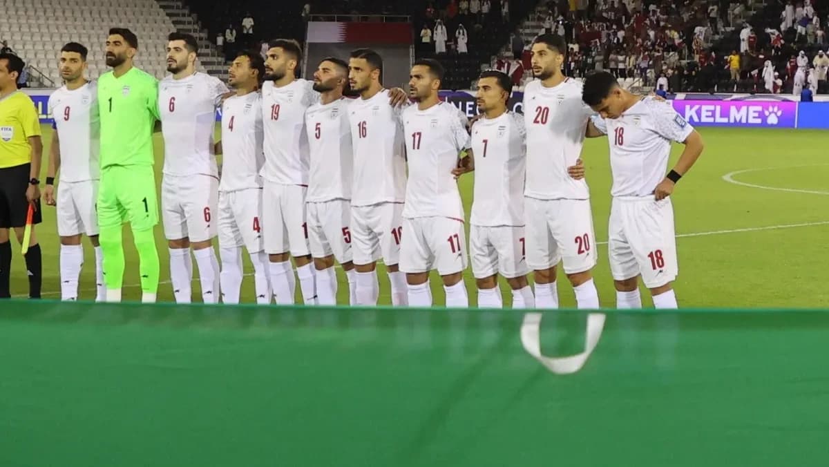 الاتحاد الإيراني لكرة القديم يؤكد المضي نحو كأس العالم: لاعبو منتخب إيران يصطفون أثناء عزف النشيد الوطني قبل المباراة في تصفيات الاتحاد الآسيوي على استاد جاسم بن حمد. قطر في 5 يونيو 2025 - Reuters