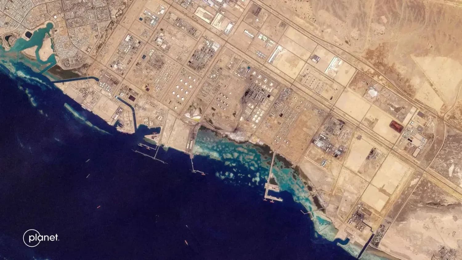 صورة فضائية التقطتها شركة «بلانيت لابز» تُظهر البنية التحتية النفطية في ميناء ينبع غرب السعودية على البحر الأحمر يوم 4 مارس 2026 (أ.ف.ب)