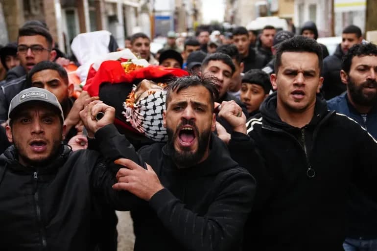 الضفة الغربية: تشييع جثمان الشاب مصطفى حمد الذي قضى شهيدا متأثرا بإصابته برصاص جيش الاحتلال خلال اقتحام مخيم قلنديا (أسوشيتد برس)