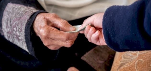 هل يجوز إعطاء الزكاة للأقارب؟