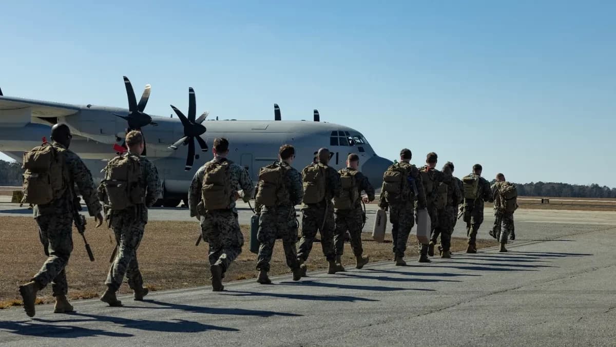هل اقتربت لحظة الغزو البري لإيران؟: جنود مشاة البحرية الأميركية يسيرون نحو طائرة C-130 في قاعدة نيو ريفر في جاكسونفيل بنورث كارولينا. 1 فبراير 2025 - REUTERS