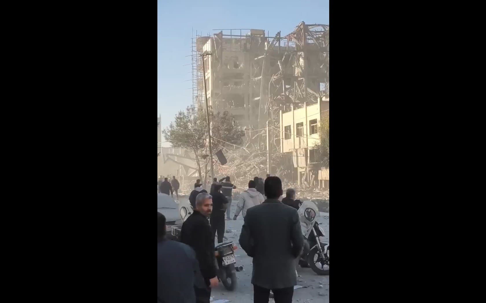 قصف جوي يدمر مبنى مجلس خبراء القيادة في مدينة قم الإيرانية