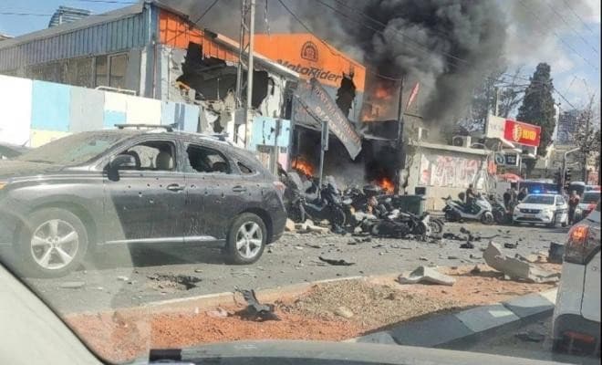 سقوط صواريخ إيرانية على تل أبيب