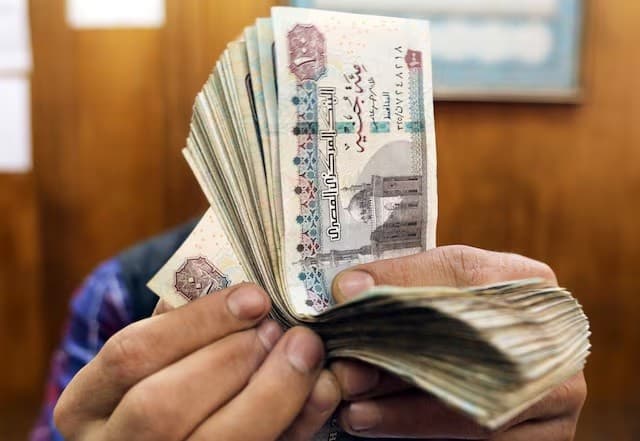 موظف يعد أوراقا نقدية من الجنيه المصري في القاهرة بصورة من أرشيف رويترز