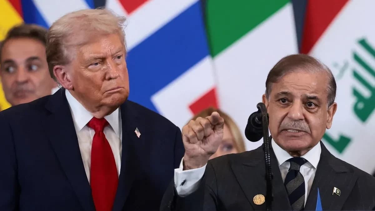 الرئيس الأمريكي دونالد ترامب بجانبه رئيس وزراء باكستان شهباز شريف يلقي كلمةً خلال قمة قادة العالم لإنهاء حرب غزة في شرم الشيخ. بمصر في 13 أكتوبر 2025 - Reuters