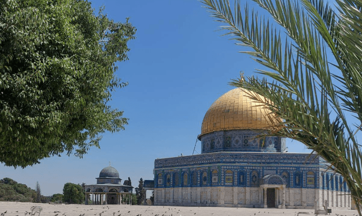 الاحتلال يغلق أبواب المسجد المبارك ويسلب الفلسطينيين روحانية الشهر