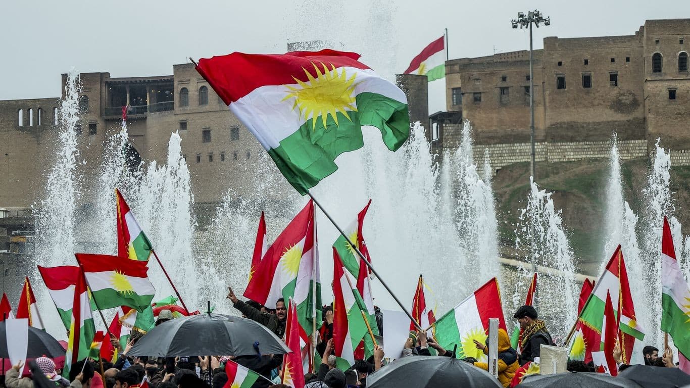 تجري الإدارة الأمريكية مناقشات نشطة مع جماعات المعارضة الإيرانية وقادة الأكراد في العراق، بهدف تزويدهم بدعم عسكري لإشعال انتفاضة شعبية داخل إيران.