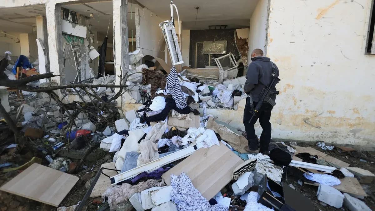 إسرائيلي يتفقد منزله المتضرّر بعد ليلة من الضربات الصاروخية الإيرانية التي أُصيبت فيها عشرات من الإسرائيليين، في ظل حرب إيران، في ديمونة جنوب إسرائيل. 22 مارس 2026 - Reuters