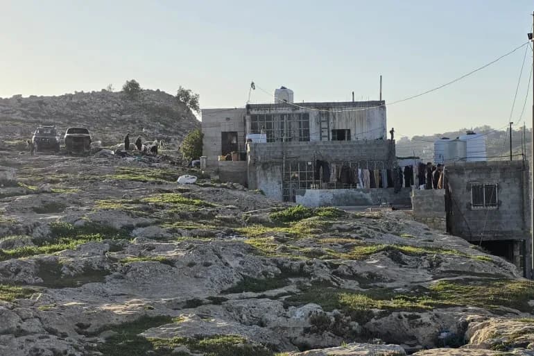 نحو 25 عائلة فلسطينية تعيش ظروفا صعبة في تجمع حمروش (الجزيرة)