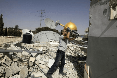 سلطات الاحتلال تجبر مقدسيا على هدم منزله