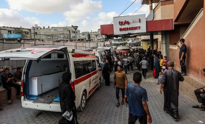 سيارة إسعاف في مجمع ناصر الطبي بخانيونس