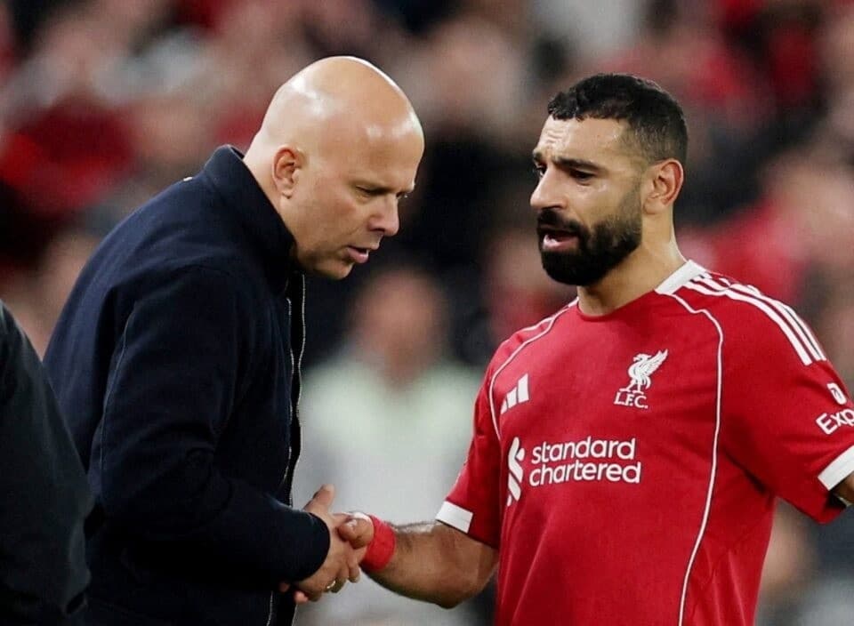 محمد صلاح لاعب ليفربول يصافح مدربه آرني سلوت بعد استبداله في مباراة غلطة سراي بدوري أبطال أوروبا لكرة القدم في ملعب أنفيلد يوم 18 مارس 2026. رويترز
