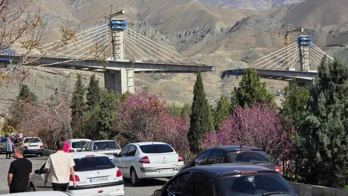 الحرب على إيران: صورة نشرتها وسائل إعلام إيرانية لجسر B1 في كرج غرب طهران بعد استهدافه بهجوم أمريكي. 2 أبريل 2026