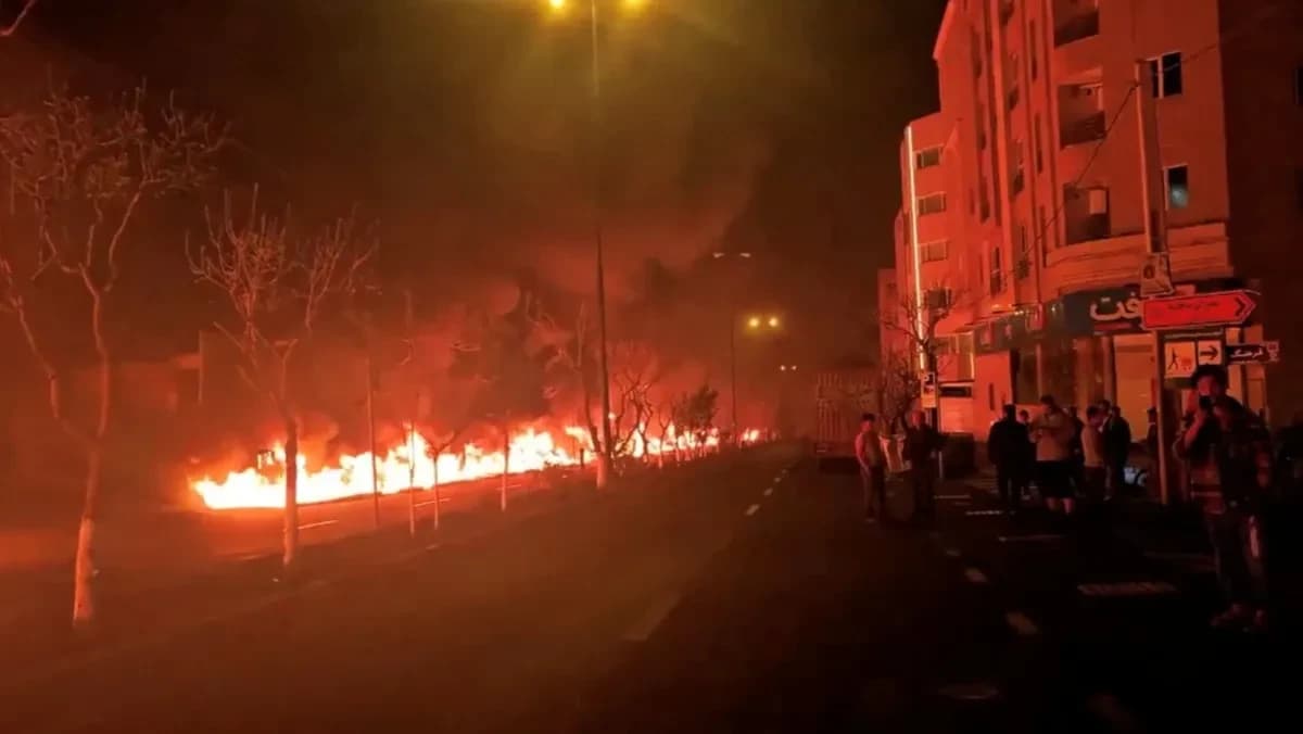 تهديدلت ترامب: حريق ناجم عن تسرب نفط إلى نظام الصرف الصحي واحتراقه في العاصمة الإيرانية طهران. 8 مارس 2026 - REUTERS