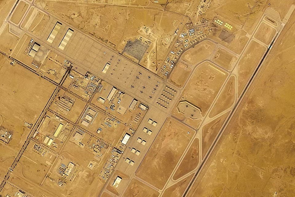 صورة بالأقمار الصناعية تظهر طائرات في قاعدة الأمير سلطان الجوية في المملكة العربية السعودية يوم 17 فبراير شباط 2026. صورة من بلانت لابس بي.بي.سي