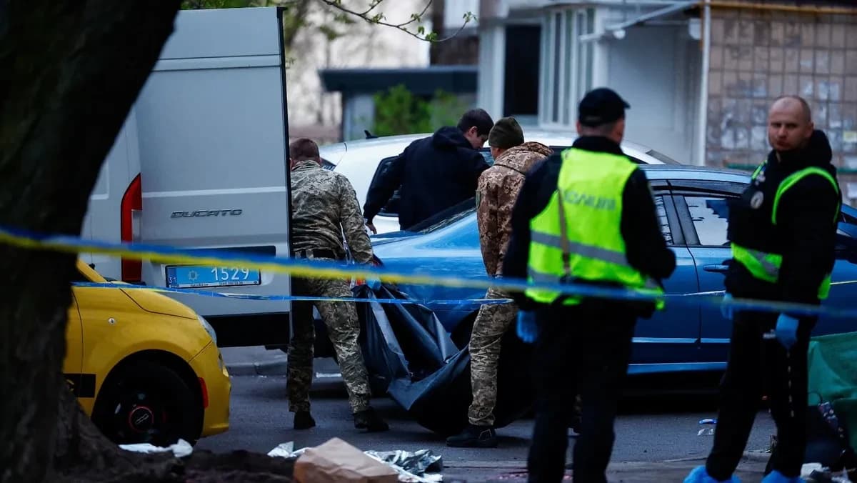 مقتل مهاجم كييف بعد احتجاز رهائن وسقوط 5 ضحايا:يُنقل أحد الضحايا داخل كيس للجثث في موقع حادث إطلاق نار في كييف، أوكرانيا. 18 أبريل 2026 - Reuters