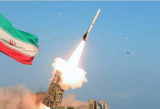 صواريخ إيران تكشف هشاشة الدفاعات: شظايا تضرب 7 مدن وسط إسرائيل وإصابات في تل أبيب الكبرى
