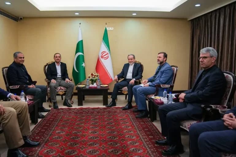إيران تطرح خطة من 3 مراحل لإنهاء الحرب: عراقجي خلال اجتماع سابق مع قائد الجيش الباكستاني عاصم منير في إسلام آباد (الصحافة الإيرانية)
