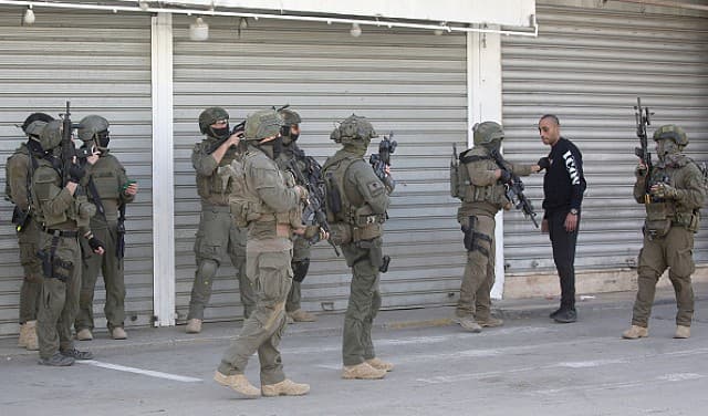 التصعيد في الضفة.. الاحتلال يعتقل 30 فلسطينياً بينهم أطفال وأسرى محررون