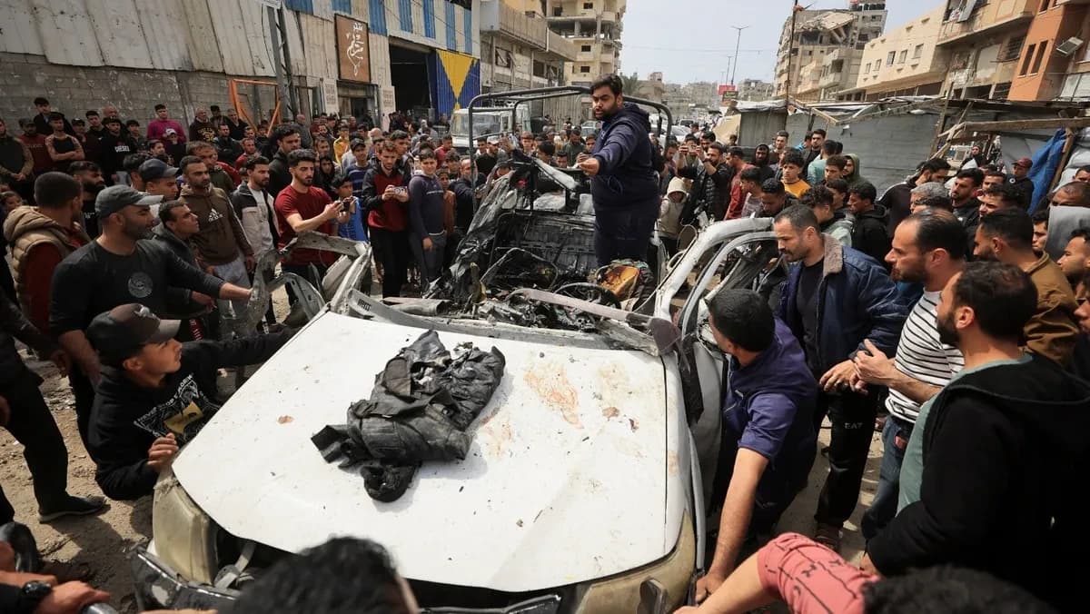 فلسطينيون يحاولون انتشال جثمانين ضحايا الغارة الإسرائيلية على سيارة شرطة في غزة، 14 أبريل 2026 - Reuters