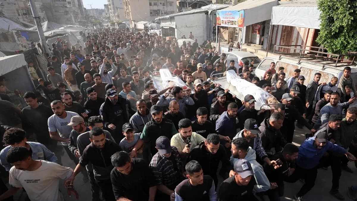 فلسطينيون يشيعون جنازة ضحايا غارات إسرائيلية، مستشفى الشفاء، 28 أبريل 2026 - Reuters