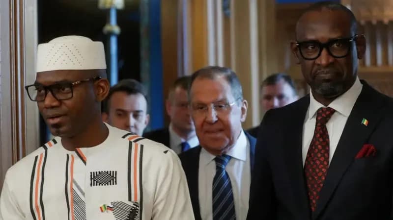 يُقال إن وزير دفاع مالي، ساديو كامارا،(يسار)، الذي يظهر في الصورة مع وزيري خارجية روسيا ومالي، قد لقي حتفه في تفجير انتحاري بشاحنة مفخخة