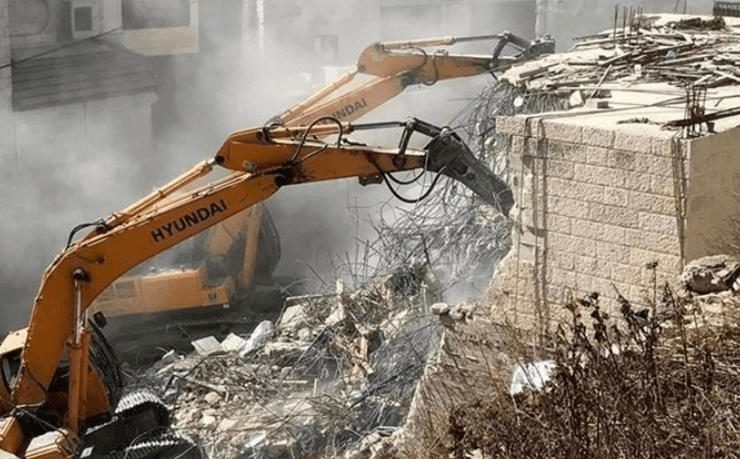 سلطات الاحتلال تهدم طابقا سكنيا