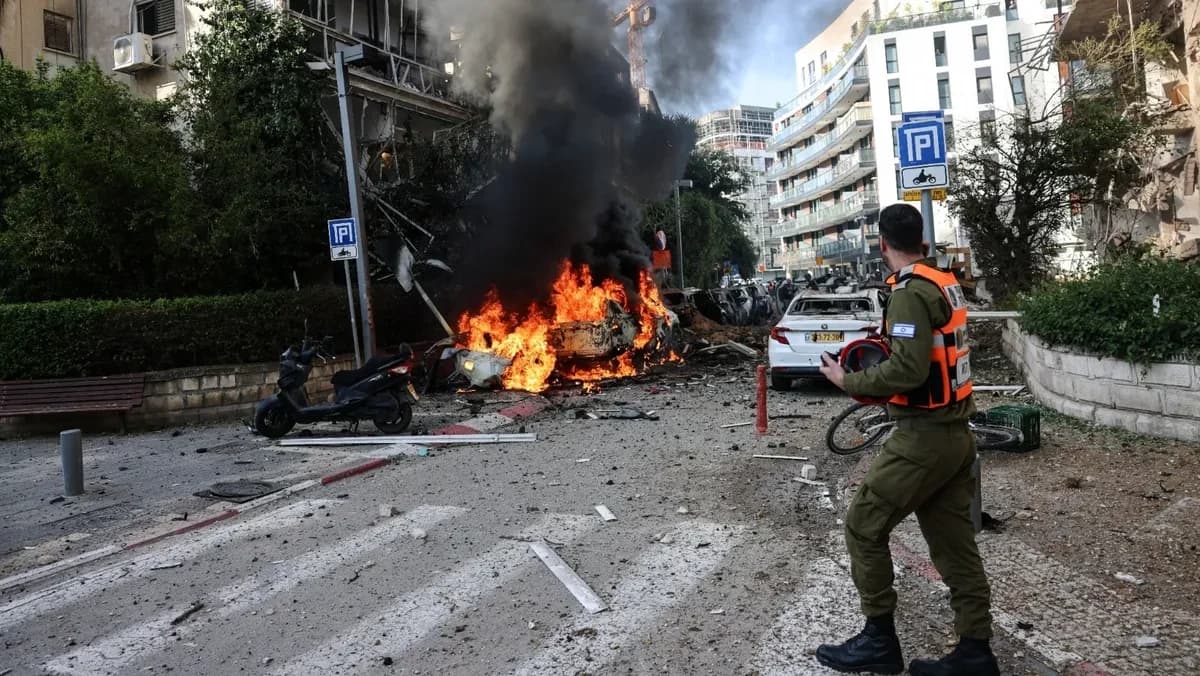 استطلاع إسرائيلي يكشف انقساماً حاداً حول نتائج حرب إيران: جانب من آثار قصف صاروخي إيراني في وسط تل أبيب. 24 مارس 2026 - REUTERS
