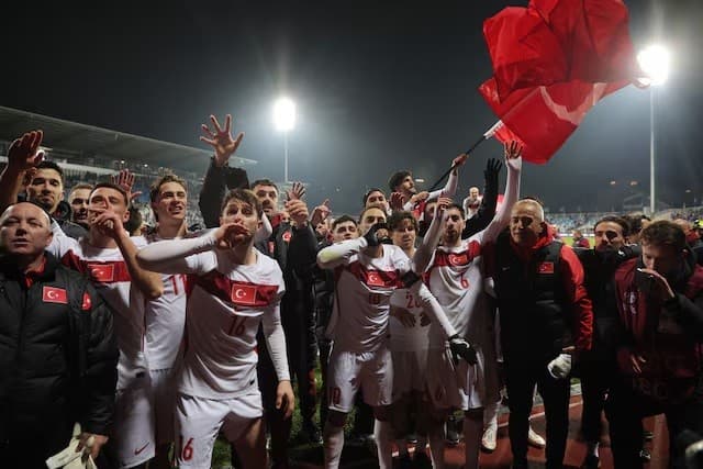 لاعبو تركيا والقائد قائد هاكان شالهان أوغل يحتفلون بتأهل المنتخب لكاس العالم لكرة القدم 2026 يوم 31 مارس 2026. رويترز