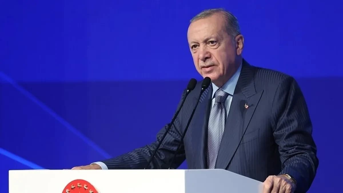 البرلمان التركي يقر قانوناً يحظر مواقع التواصل لمن هم دون 15 سنة: الرئيس التركي رجب طيب أردوغان يلقي كلمة خلال فعالية بمناسبة "عيد الطفولة والسيادة الوطنية" التركي، المجمع الرئاسي، أنقرة، تركيا. 23 أبريل 2026 - الأناضول