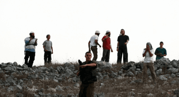 مستوطنون يحاصرون عائلة فلسطينية
