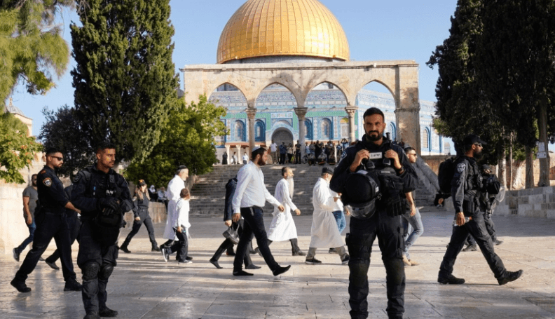 عشرات المستوطنين يقتحمون الأقصى المبارك
