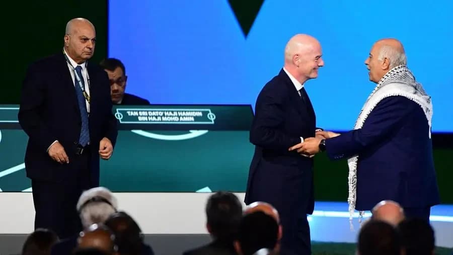 الرجوب يرفض مصافحة ممثل إسرائيل خلال كونغرس الفيفا - غيتي