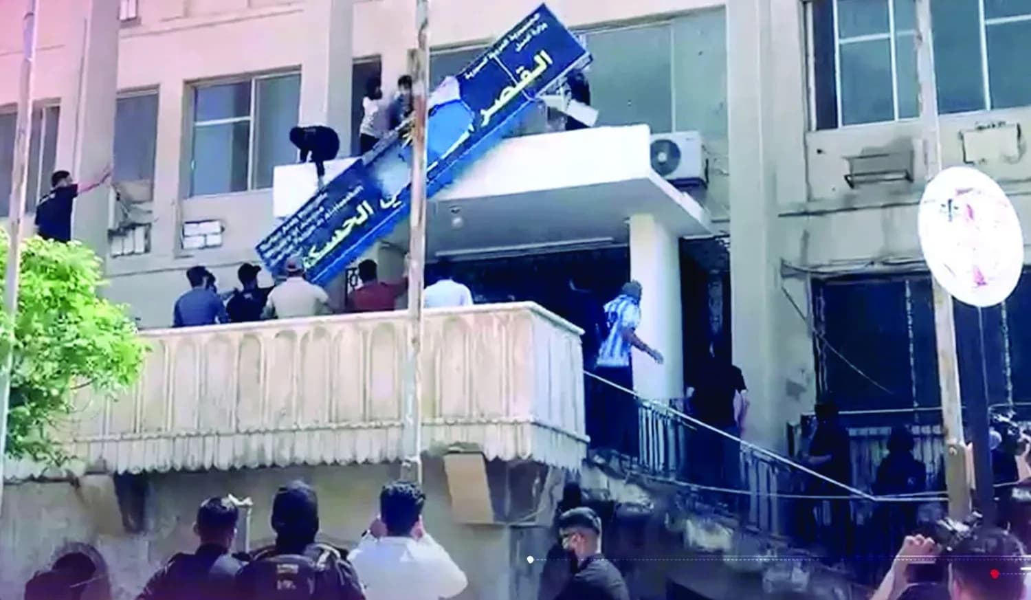 إنزال اللوحة التعريفية بعد الهجوم على قصر العدل في الحسكة لأنها لم تتضمن اللغة الكردية الخميس (وكالات)